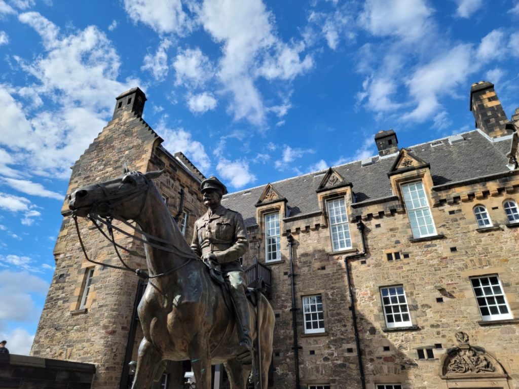 Edinburgh Castle statue