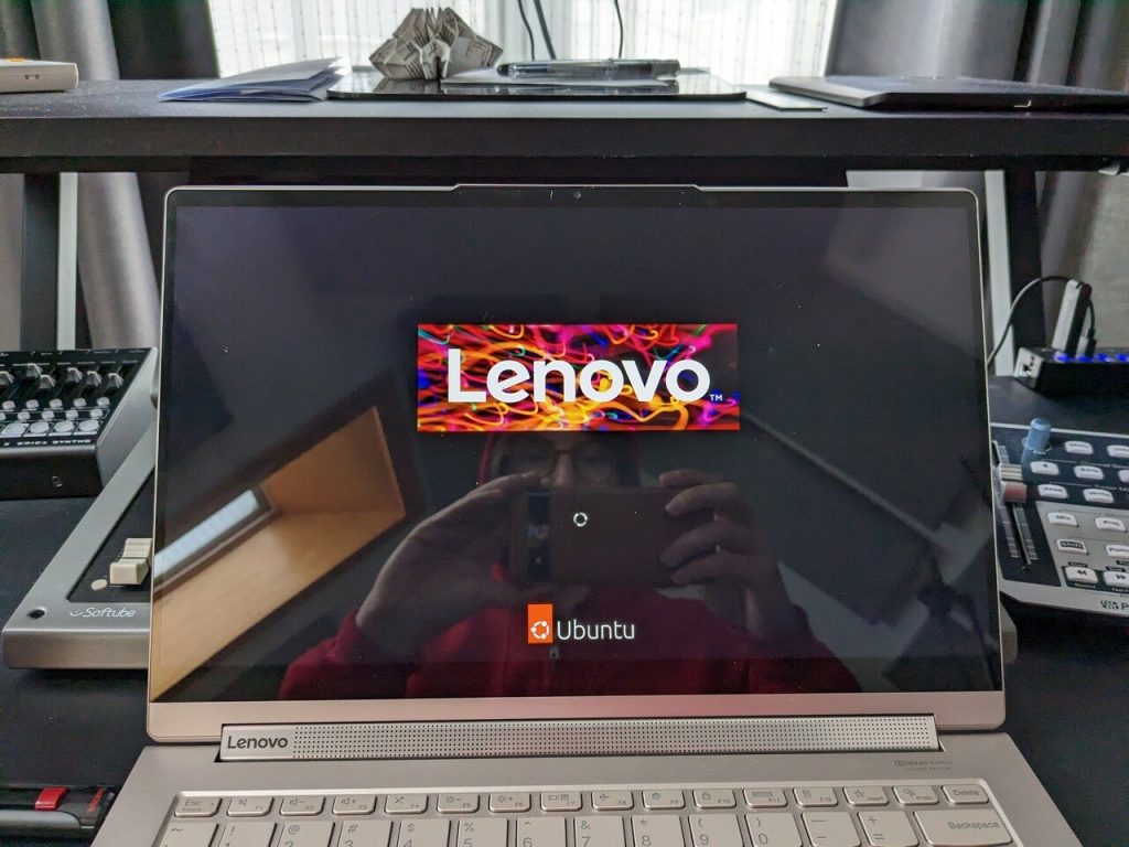 Lenovo Yoga laptop starting up with Ubuntu